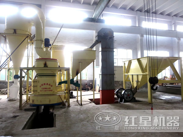 小型滑石雷蒙磨粉機設備生產(chǎn)現(xiàn)場